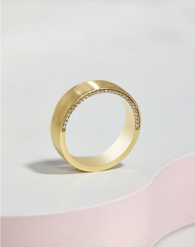 Men's gold wedding band